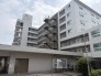 落ち着いた佇まいと端正なフォルムが、街並みに静かに溶け込み穏やかな暮らしの舞台を整えています。