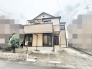 落ち着いた色合いの外観が街並みに馴染み、家族の暮らしを穏やかに受け止めてくれる住まいです。