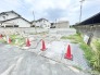 新しい暮らしの基盤となる、閑静な住宅街に位置する開放的な敷地です。