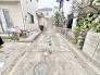 周囲の環境と調和しながら、日々の暮らしに寄り添う落ち着いた外回り空間です。