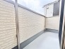プライベートな時間を穏やかに過ごせる、すっきりと整えられた開放感のある空間が広がっています。