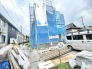 完成へと向かう日々の営みを感じさせる、新たな住まいの建設現場です。