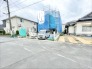 新しい暮らしが少しずつ形になっていく、静かで穏やかな日常を感じさせる住宅街の風景です。