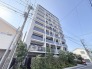 洗練されたフォルムが街並みに静かに調和し、日々の暮らしに品格と落ち着きをもたらす佇まいです。