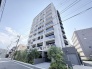 洗練されたフォルムが街並みに馴染み、端正な佇まいが日常に心地よい調和をもたらします。