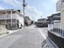 空が広く見渡せる、穏やかで落ち着いた日常の気配が漂う住宅街の風景です。