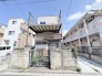 周囲の街並みに溶け込みながら、独自の個性を感じさせる落ち着いた佇まいの外観です。