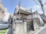 落ち着いた住宅街に佇み、日々の暮らしに穏やかな安らぎを感じさせる外観です。