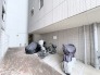 バイク置場　居住者専用の敷地内に設けられた、日々の暮らしを支える実用的な共有スペースです。