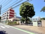 前面道路をまっすぐで小学校に着きます。 400m