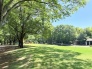 緑豊かで広々した公園で、遊具の他にテニスコートなどもあります。 400m