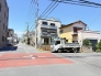 広めの道路で整った区画の住宅地です。