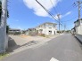 穏やかな空気が流れる住宅街に位置し、開放感のある広がりが日々の暮らしにゆとりを感じさせます。