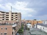 空の広がりを感じながら、落ち着いた日常が静かに流れる街並みを望むことができます。