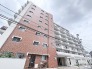 街並みに馴染む温かみのあるレンガ調の外観が、訪れる人を穏やかに迎え入れる住まいです。