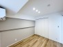 洗練されたグレーのアクセントクロスが、心地よい調和と静かな安らぎをもたらす洗練された空間です。