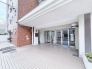 街の景色に静かに馴染む、落ち着いた佇まいが日々の帰宅を穏やかに迎えてくれます。