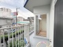 日常の利便性を身近に感じながら、外の気配を穏やかに取り込む心地よい空間です。