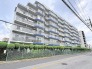 街並みに落ち着きをもたらす、風格と安定感のある佇まいが日常の安心感を演出します。