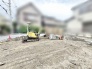 新しい住まいへの期待を膨らませる、夢の始まりを予感させる広々とした更地の風景です。