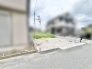 穏やかな住環境に包まれた、これからの暮らしの拠点となる落ち着いた雰囲気の敷地です。