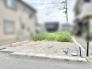 周辺環境と調和する静かな住環境の中で、自分らしい暮らしの基盤を築くための広がりある空間が広がっています。