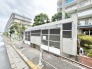 ゴミ置場　日常の風景に溶け込む、落ち着きと静けさを感じさせる周辺環境の様子です。