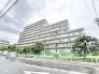 空に凛とそびえ立つ、日々の暮らしを穏やかに受け止める落ち着きのある外観です。