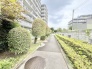 手入れの行き届いた植栽が並び、日常の何気ない行き帰りにも穏やかな彩りと安らぎを感じさせてくれる風景です。