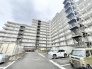 落ち着いた佇まいを見せる、住環境としての安心感と重厚さを兼ね備えた大規模な住棟です。