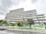 周囲の緑と調和しながら穏やかな時間が流れる、落ち着いた佇まいの外観が印象的です。
