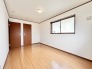 白を基調とした壁と木の温もりが調和し、住まう人の暮らしに寄り添う心地よい空間が広がります。