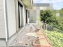 外からの視線が気になりにくい、プライベートなひとときを育む落ち着いた屋外空間です。