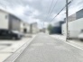 閑静な住宅街の一角にあり、落ち着いた暮らしを予感させる穏やかな景観が広がっています。