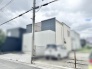 洗練されたモノトーンの外観が、街並みに落ち着いた存在感とモダンな印象をもたらしています。