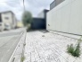 洗練された質感が街並みに馴染み、穏やかな日常の始まりを感じさせる上質な外観です。
