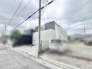 洗練されたモノトーンの外観が、街並みに落ち着きと独自の存在感をもたらしています。