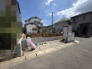穏やかな住宅街に位置する、新しい暮らしの始まりを感じさせるすっきりとした敷地です。