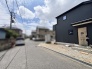 洗練されたダークトーンの外壁が落ち着いた街並みに調和する、現代的な佇まいの住まい。