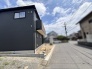 落ち着いた色調の外壁が周囲の街並みに溶け込み、洗練された佇まいを感じさせる住まいの外観です。