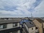 前面の住まいとの距離感があるから、圧迫感を感じません。
