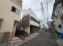 幅員の狭い道ですが、車通りの少ない住宅街に立地してます。
