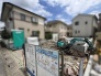 閑静な住宅街の一角で、新しい暮らしの基礎が着実に形づくられています。