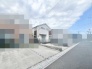 空を広く見渡せる開放的な立地で、落ち着いた日々を過ごせる住環境が広がっています。