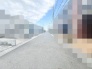 空が広く感じられる落ち着いた街並みで、穏やかな日常の始まりを予感させる場所です。