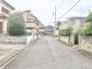 穏やかな空気が流れる住宅街に位置し、日々の暮らしに心地よい安らぎを感じさせる周辺環境が整っています。