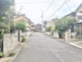穏やかな住宅街の風景に溶け込み、日常の心地よさを感じさせる閑静な住環境が広がります。