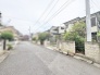 落ち着いた住宅地ならではの穏やかな空気が流れ、日々の暮らしに心地よい安らぎを感じさせる閑静な街並みです。