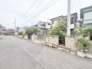 閑静な住宅街に佇み、日々の暮らしに穏やかな安らぎをもたらす心地よい住環境が広がっています。