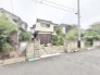 周辺の街並みと穏やかに調和し、日々の暮らしに静かな安らぎをもたらす落ち着きのある住まいです。